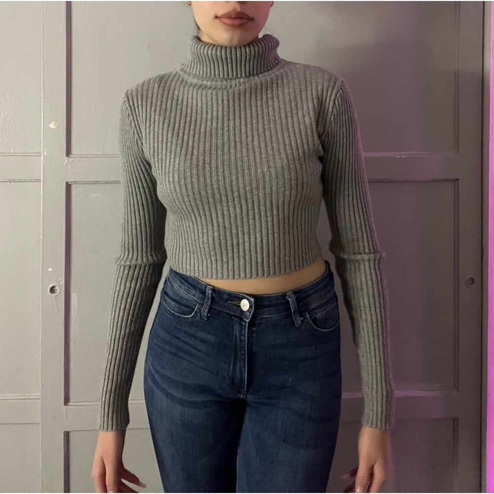 Gray long sleeve turtleneck